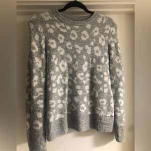 Old Navy grey and white Leopard print sweater. Size XS